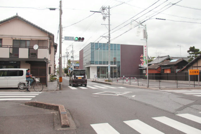 萩原下町交差点では巡検街道が南北に美濃路を貫きます。