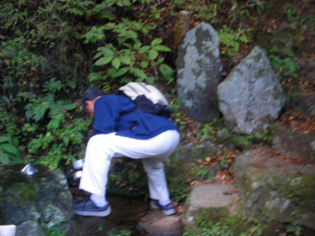 2008年11月12日　大山。弘法水で水を飲む中平さん