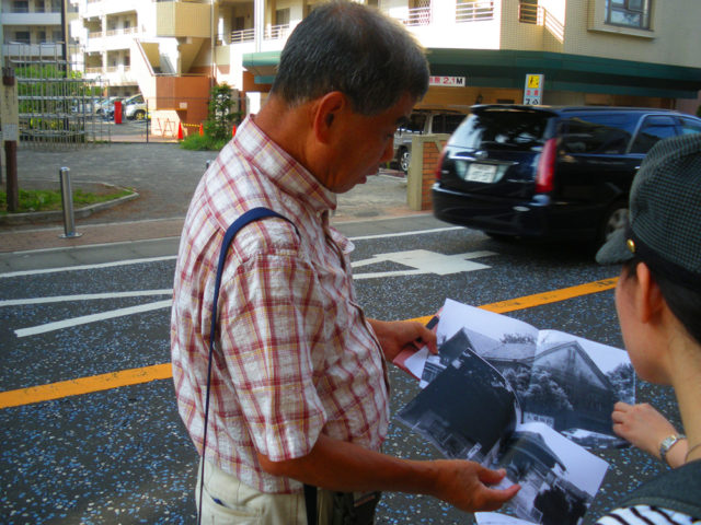 2008年8月29日　大山街道二子宿。岡本かの子の実家、大貫病院のありし日の写真を見せながら説明する中平さん