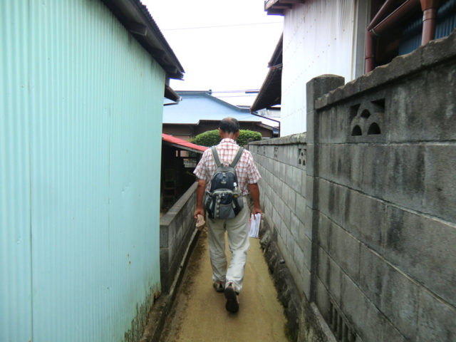2011年9月17日　羽尾通り大山道の現調。細い道を進む中平さん