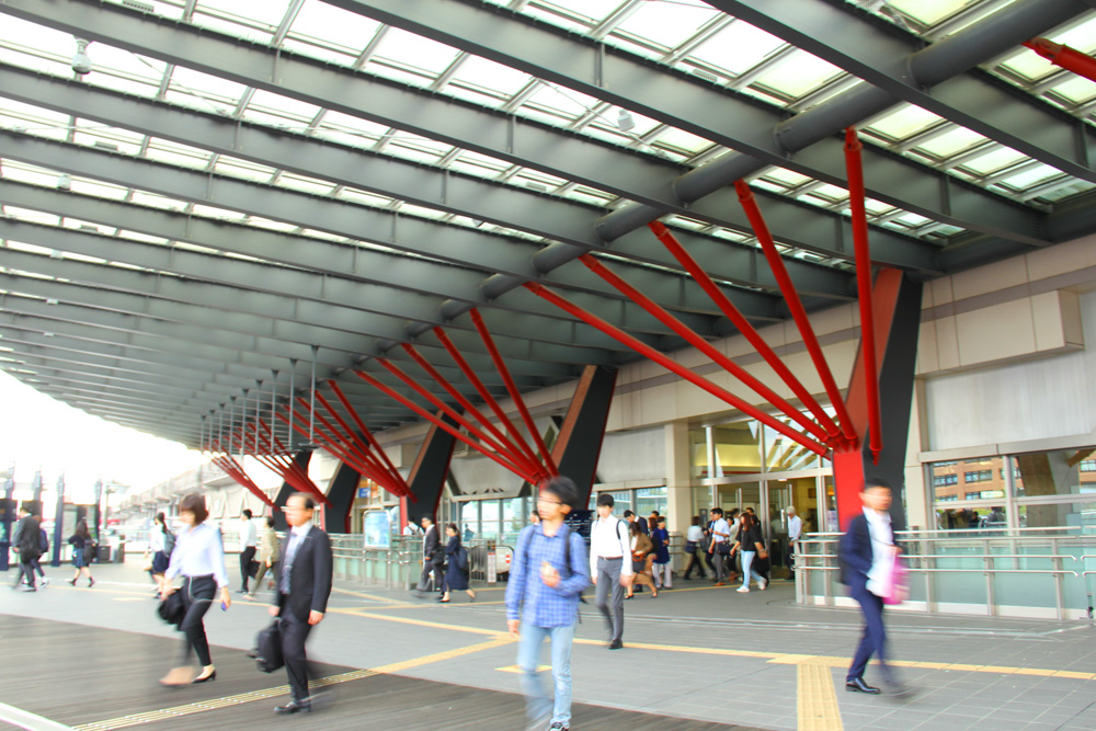 岐阜駅。加納の名産傘をイメージ